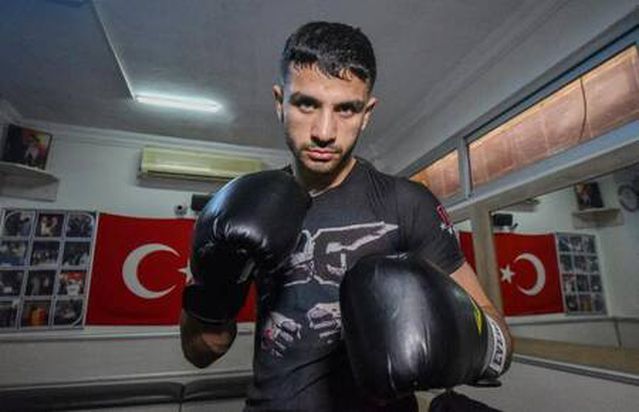 Milli sporcu, asker harçlığı için inşaatta çalışıyor Milli sporcu, asker harçlığı için inşaatta çalışıyor