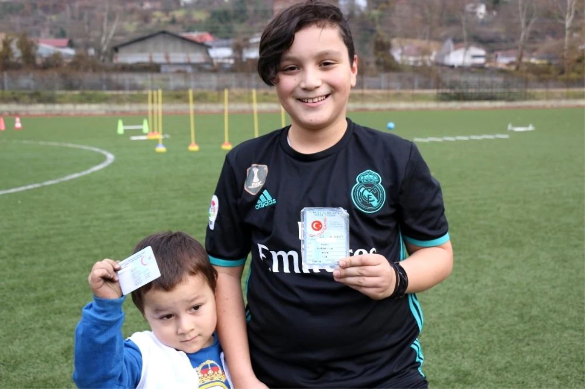 Real Madrid taraftarı olan Türk baba, çocuklarına Raul ve Ronaldo isimlerini verdi