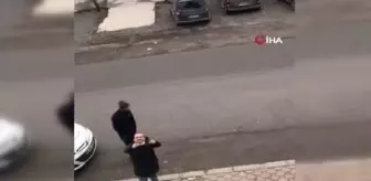 Park yeri kavgasında küfürler, yumruklar havada uçuştu...O anlar kamerada