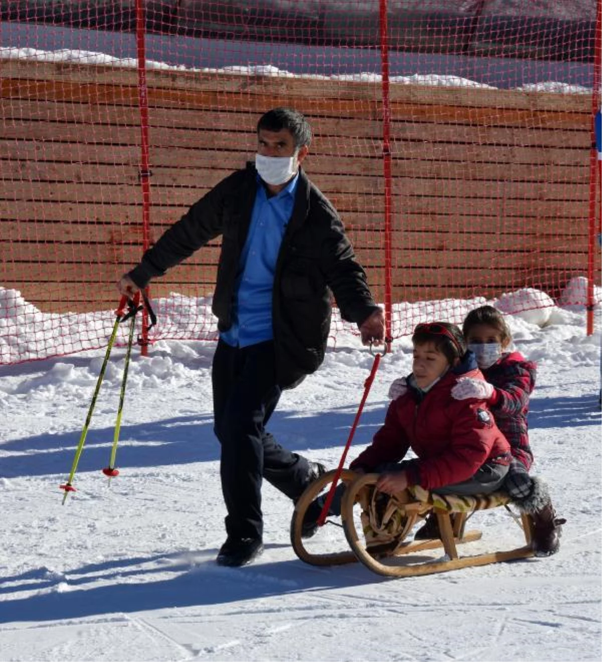 Sağlıkçılar için düzenlenen kayak kursunda engelli oğluna kızak keyfi yaşattı