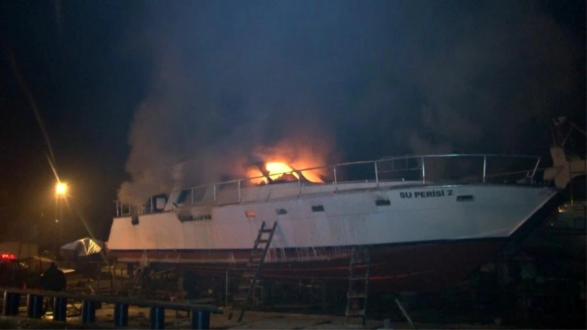 Sarıyer\'de balıkçı barınağındaki ticari yat alev alev yandı