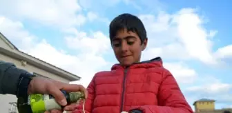 Soğuktan el ve yüzleri çatlayan köy çocuklarına krem dağıttılar