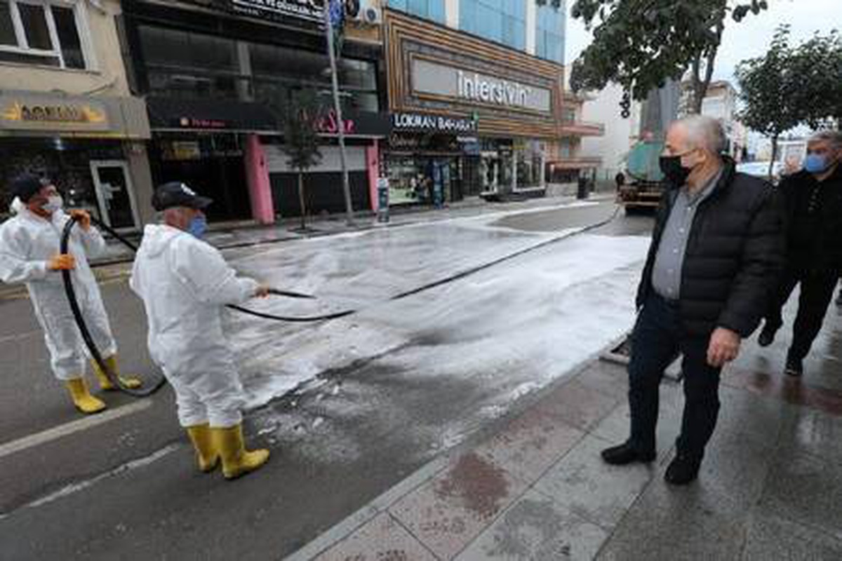 Sokağa çıkma kısıtlamasında sokaklar yıkandı