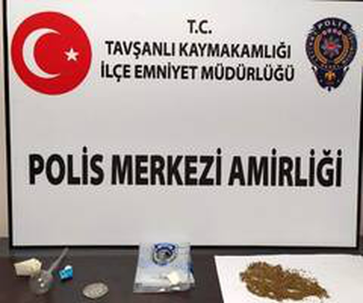Sokağa çıkma kısıtlamasında uyuşturucu madde ve gümüş sikke ele geçirildi