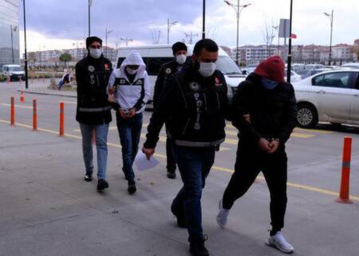 Son dakika gündem: Sürücüsünün \'dur\' ihtarına uymadığı otomobilde 4 kilo eroin ele geçti