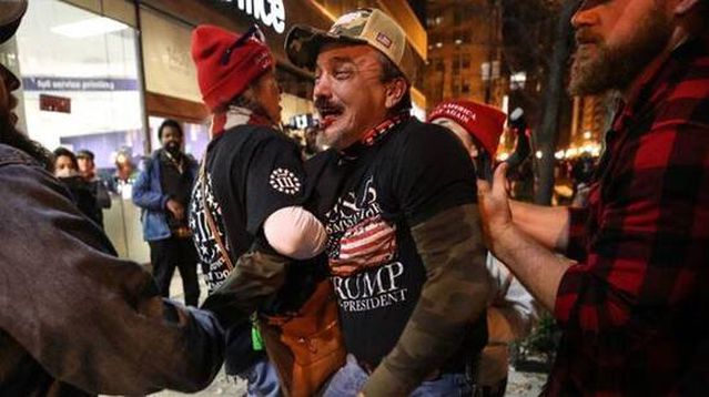 ABD'nin başkenti Washington'da Trump destekçileri ve karşıt gruplar birbirine girdi - Son Dakika Dünya