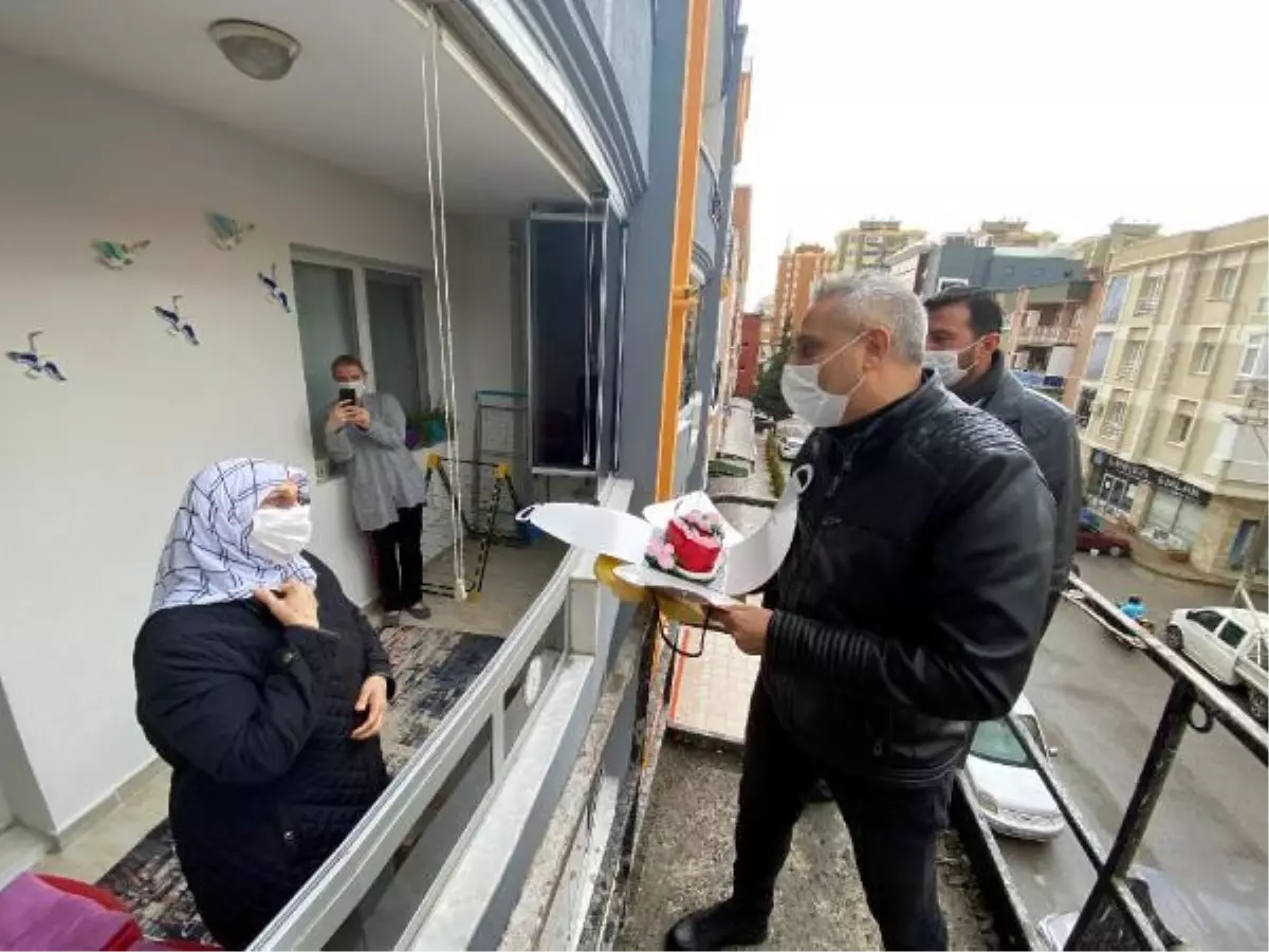 Radyocu, sokağa çıkma kısıtlamasına denk gelen annesinin doğum gününü vinçle pasta sürprizi yaparak kutladı