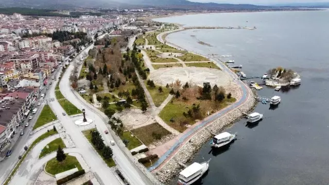 Beyşehir Gölü'nde kısıtlamadan muaf balıkçılar da mesai yaptı