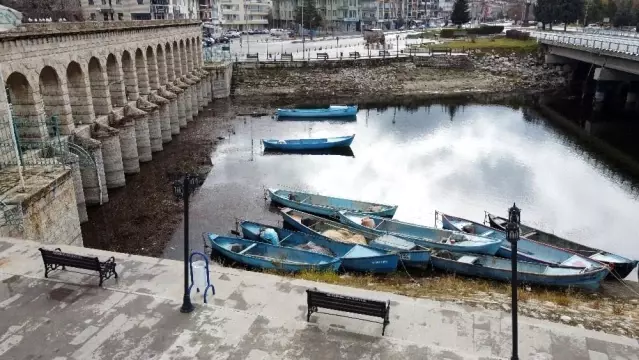 Beyşehir Gölü'nde kısıtlamadan muaf balıkçılar da mesai yaptı