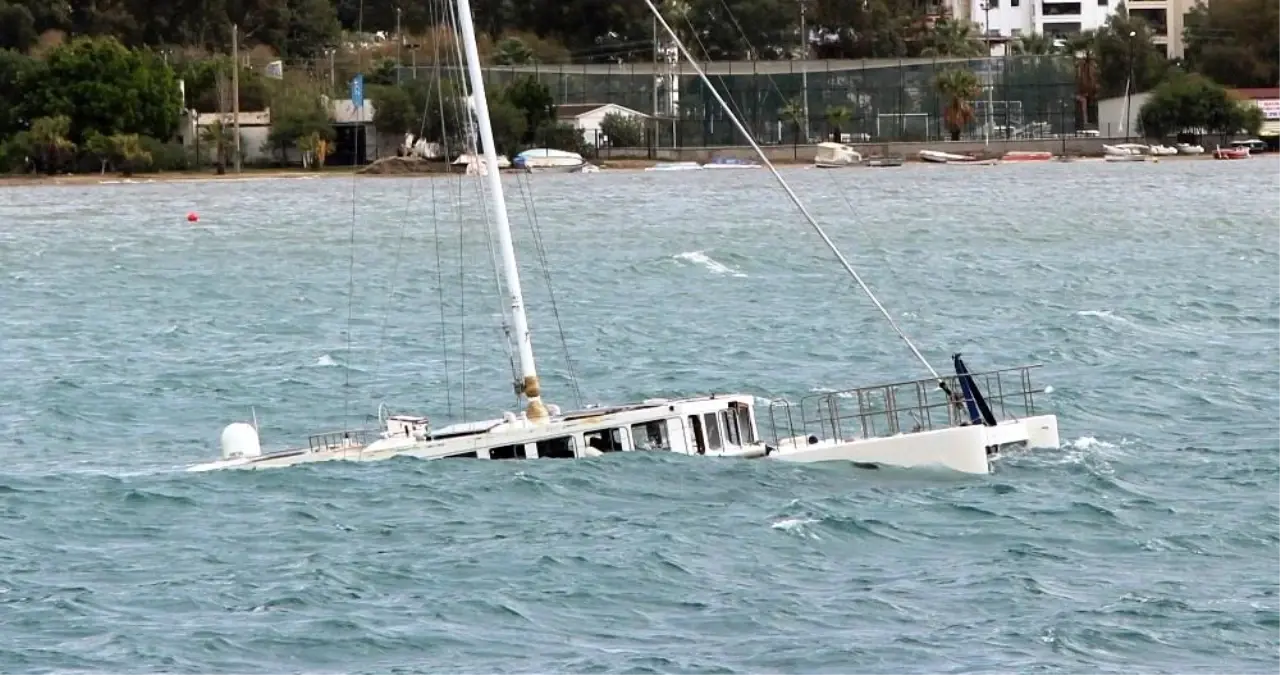 Bodrum\'da çıkan fırtına milyonluk tekneyi alabora etti