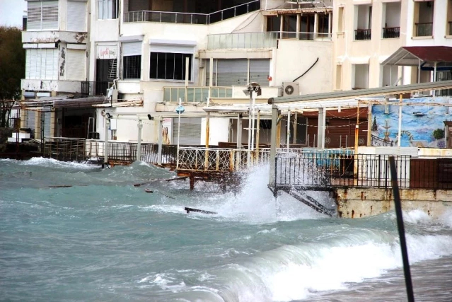 Bodrum'da çıkan fırtına milyonluk tekneyi alabora etti