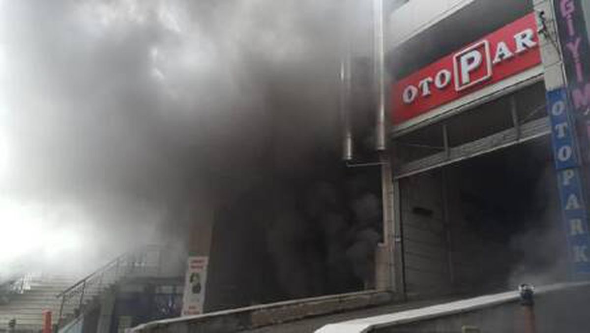 Bursa\'da bir alışveriş merkezinin depo kısmında yangın çıktı (HAVADAN GÖRÜNTÜLER)