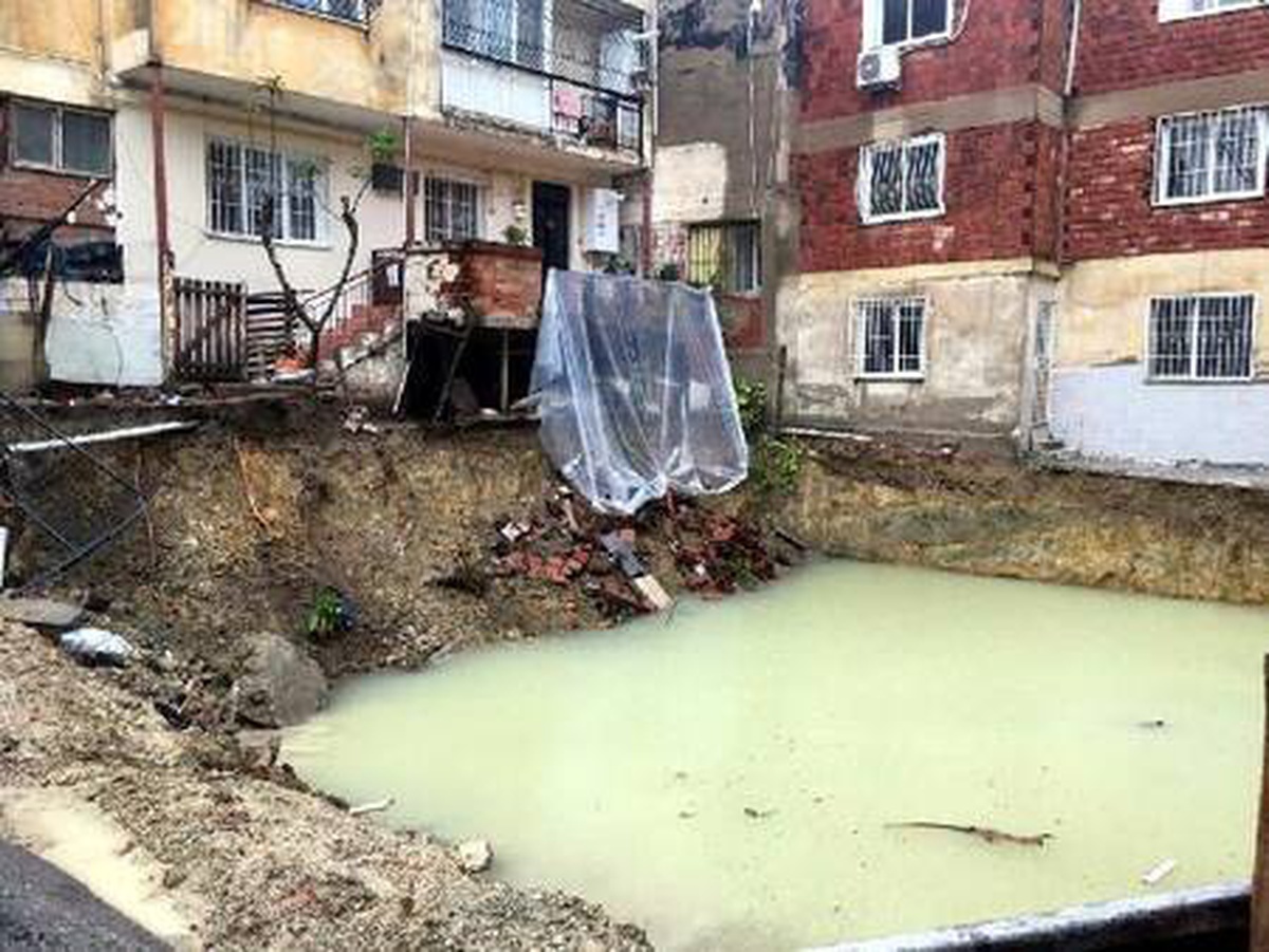 İzmir\'de sağanak; yol çöktü, kayan bina tahliye edildi