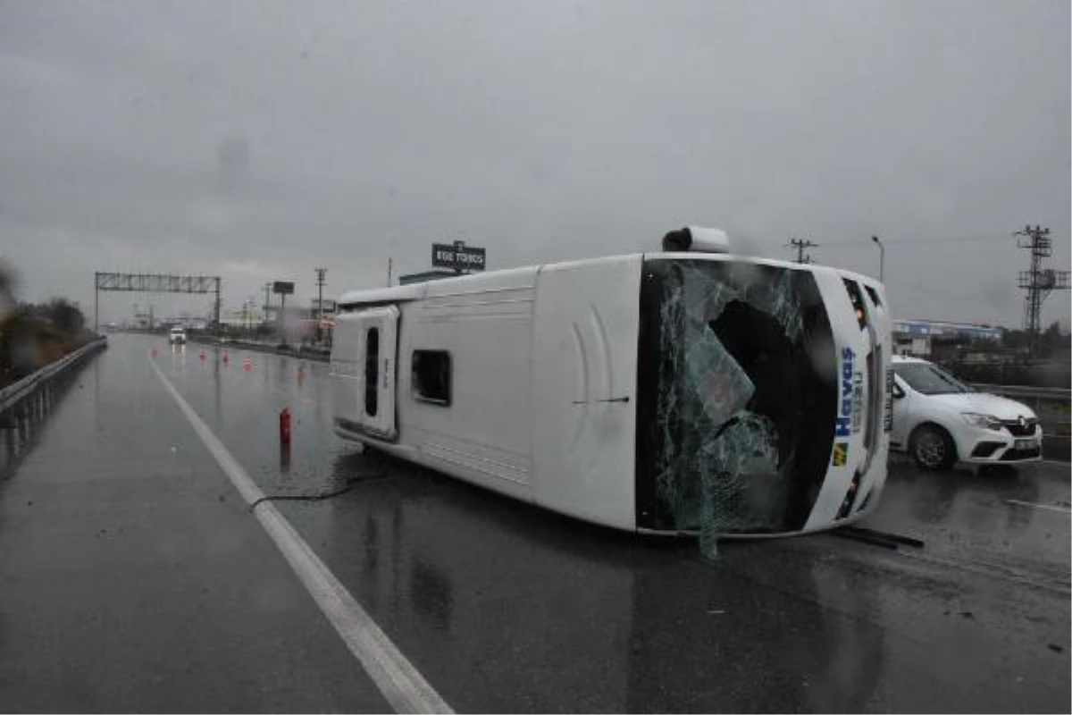 İzmir\'de, yağmurla kayganlaşan yolda midibüs devrildi