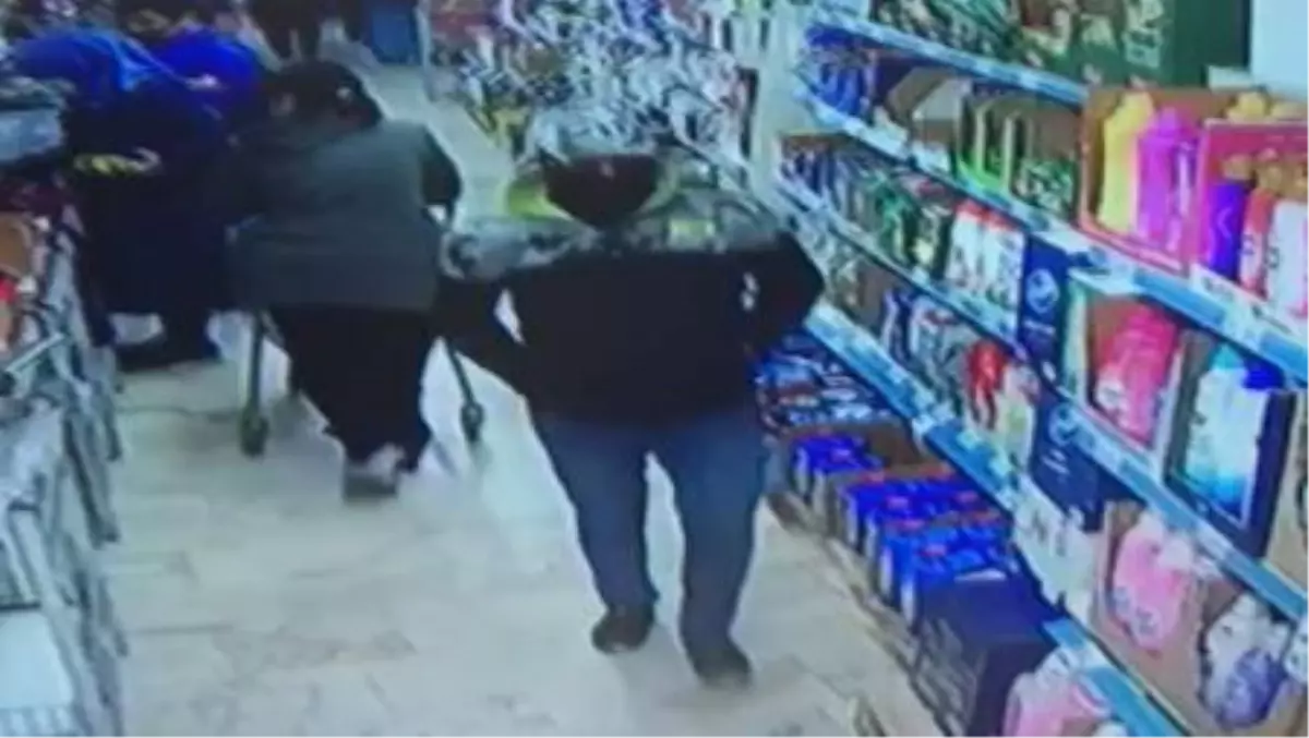 Kağıthane\'de markette silahlı soygun girişimi kamerada