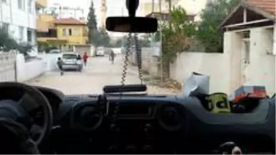 Kısıtlamada polis aracını gören çocuklar böyle kaçtı Kısıtlamada polis aracını gören çocuklar böyle kaçtı