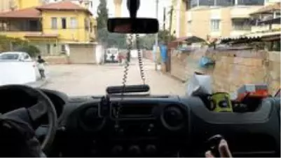 Kısıtlamada polis aracını gören çocuklar böyle kaçtı Kısıtlamada polis aracını gören çocuklar böyle kaçtı