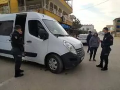 Kısıtlamada polis aracını gören çocuklar böyle kaçtı Kısıtlamada polis aracını gören çocuklar böyle kaçtı