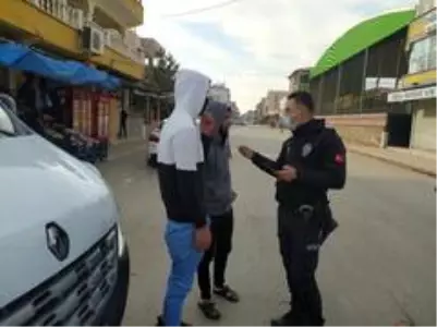 Kısıtlamada polis aracını gören çocuklar böyle kaçtı Kısıtlamada polis aracını gören çocuklar böyle kaçtı