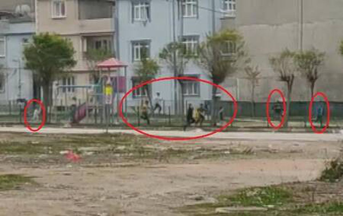Kısıtlamaya rağmen parkta oynayan çocukların polisten kaçma anı kamerada