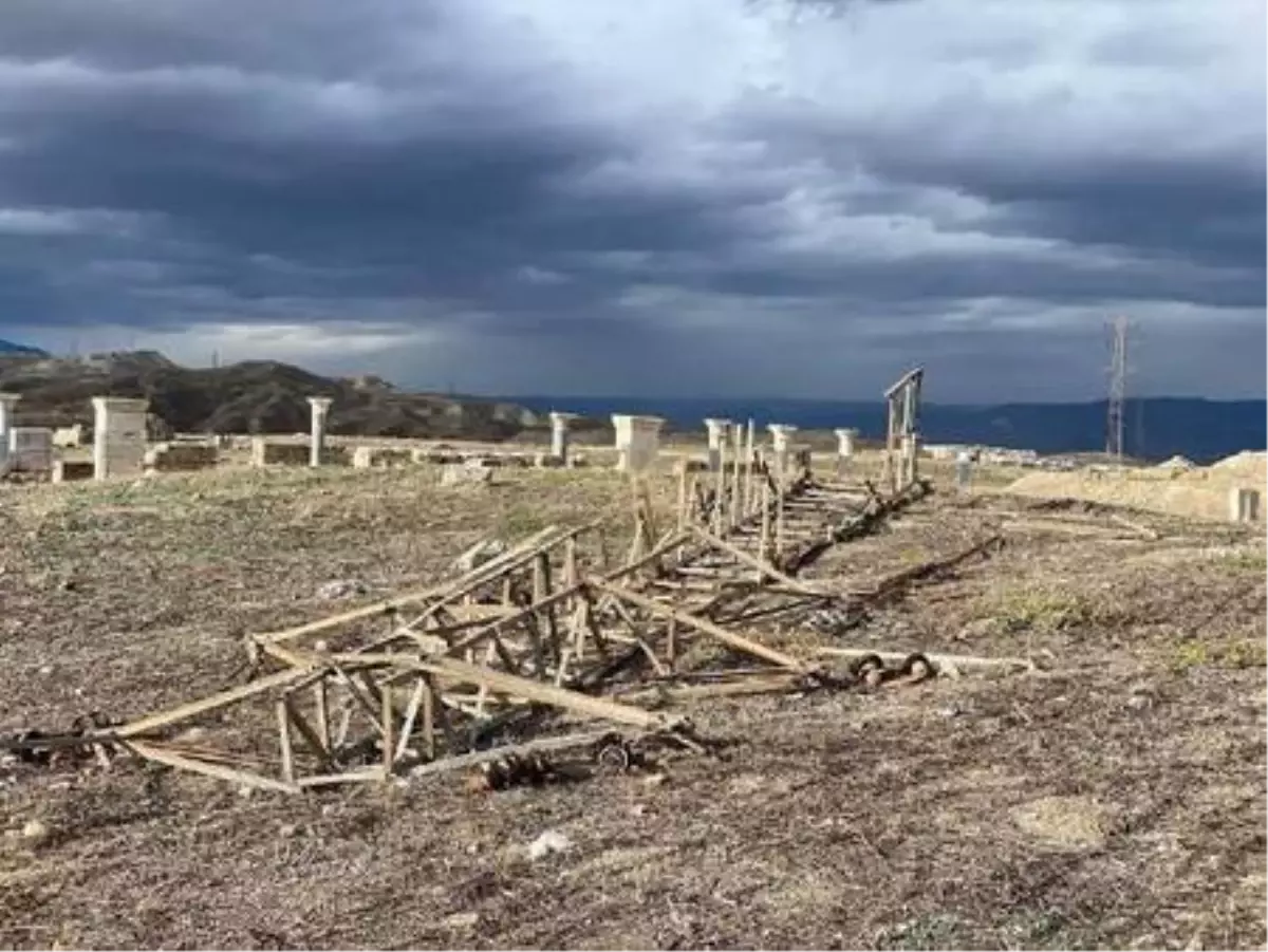 Laodikya Antik Kenti\'nden geçen enerji nakil hattı söküldü