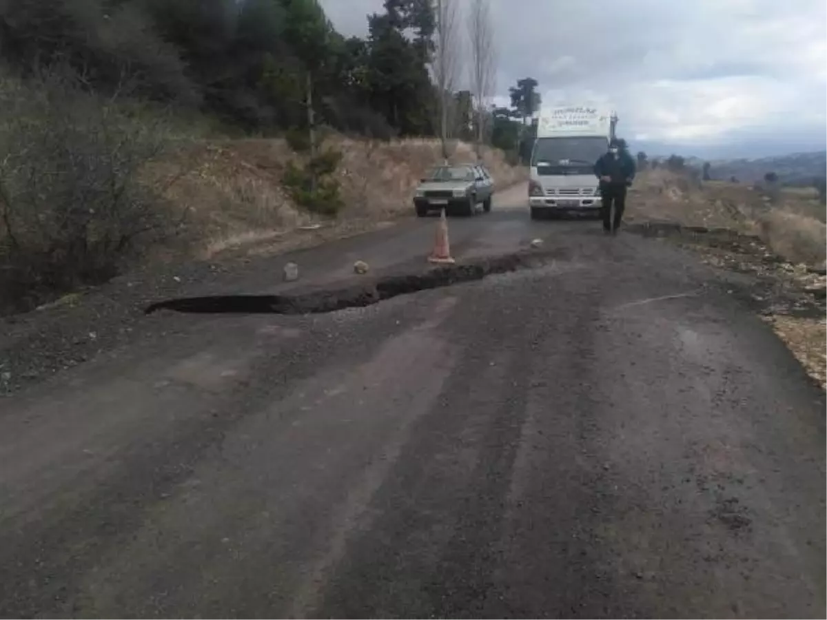 Mahalleleri birbirine bağlayan yol, sağanakta çöktü