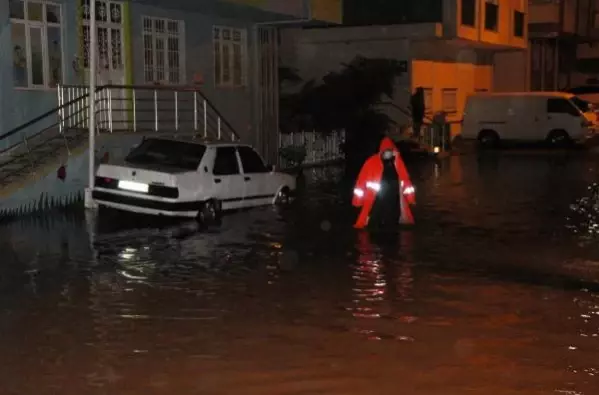 Manavgat'ta şiddetli yağış; evleri su bastı