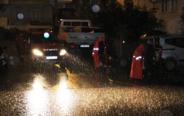 Manavgat'ta şiddetli yağış; evleri su bastı