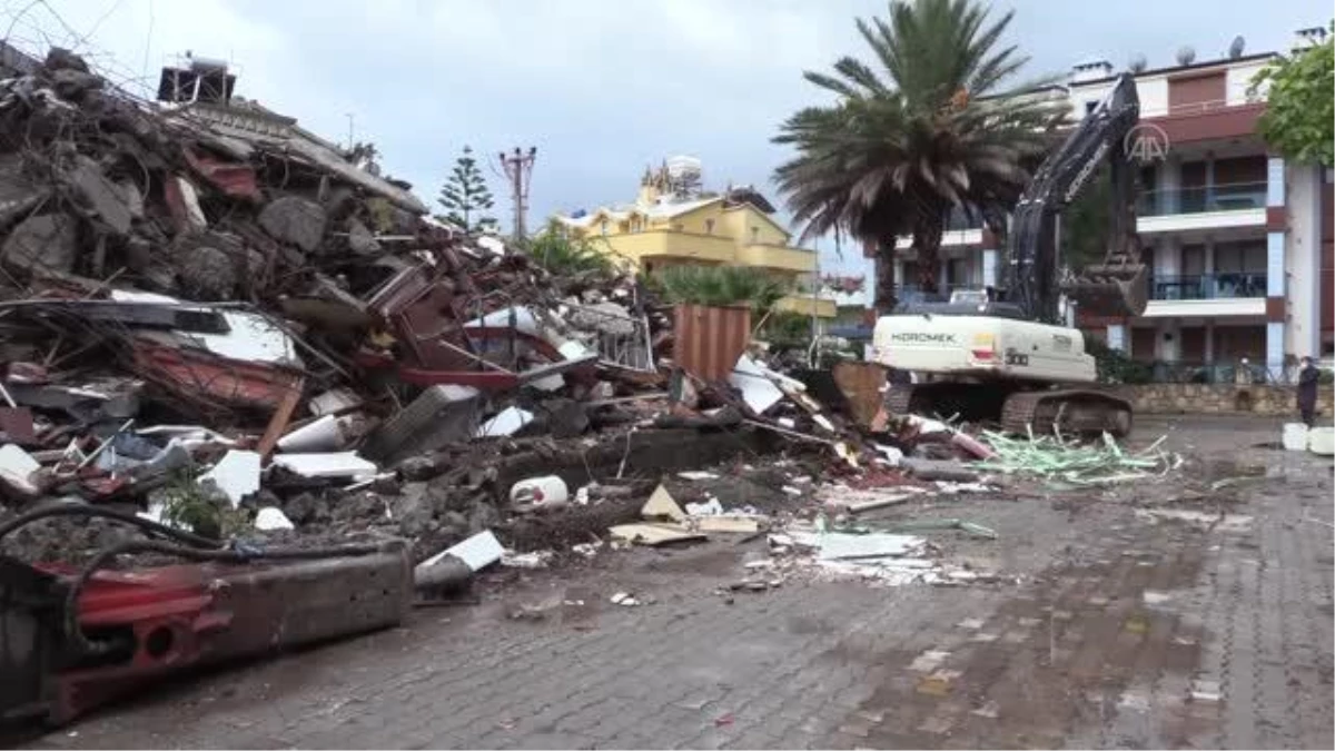 Marmaris\'te "riskli yapı" olduğu tespit edilen apart otel yıkıldı
