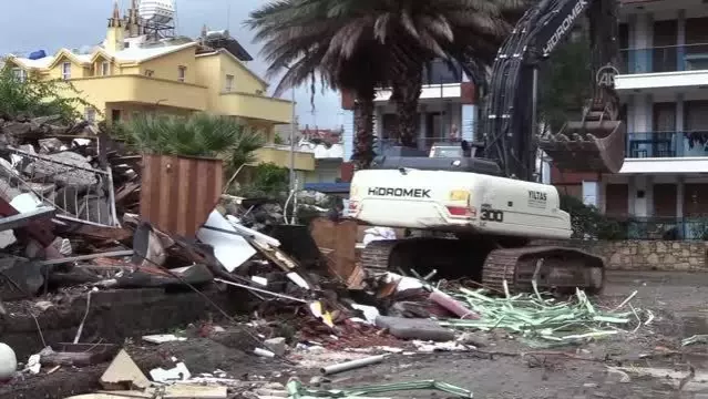 Marmaris’te “riskli yapı“ olduğu tespit edilen apart otel yıkıldı Son