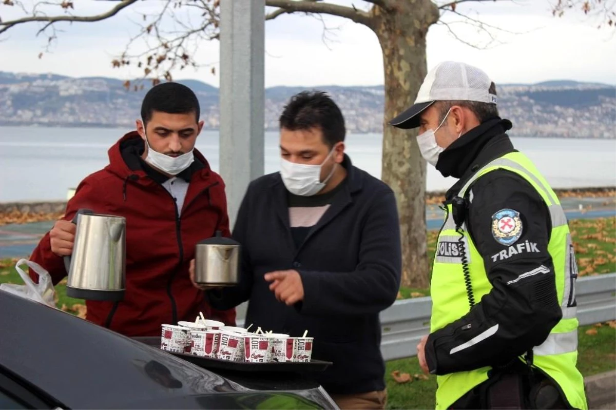 Özel Halk Otobüsü şoföründen polislere çay ve kek ikramı