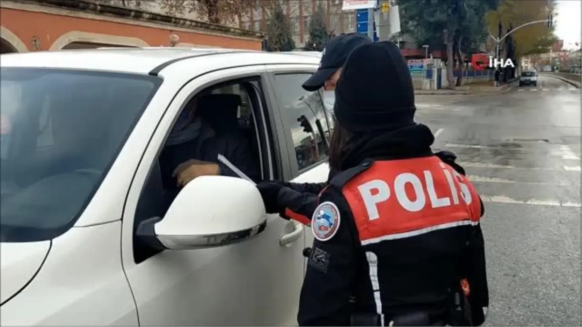 Sokağa çıkma kısıtlamasında polislerden denetim