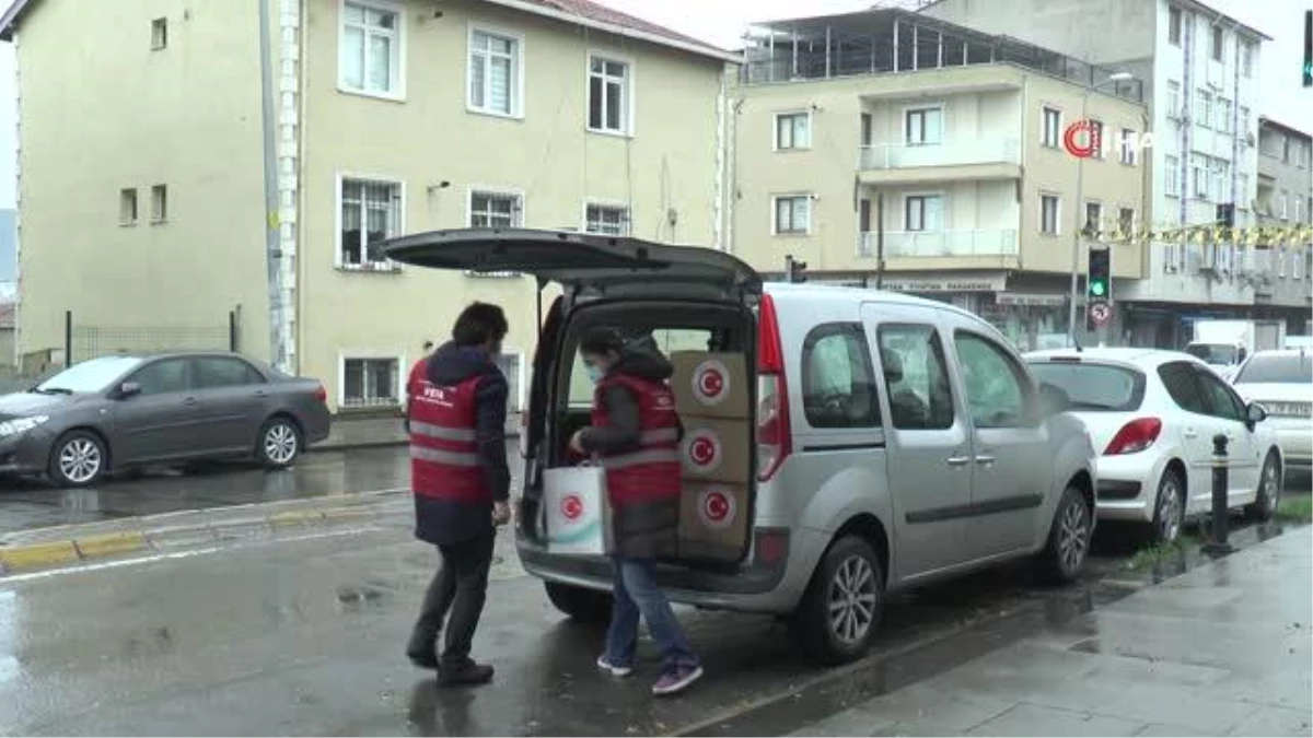 Sultanbeyli\'de ihtiyaç sahibi yaşlılara yardım kolileri dağıtıldı