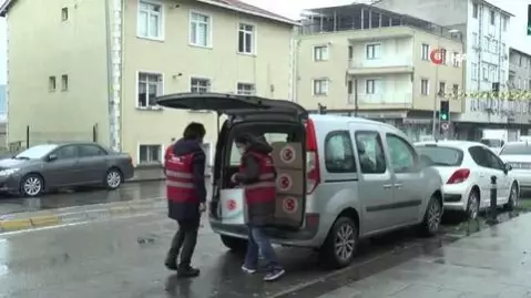 Sultanbeyli'de ihtiyaç sahibi yaşlılara yardım kolileri dağıtıldı Sultanbeyli'de ihtiyaç sahibi yaşlılara yardım kolileri dağıtıldı