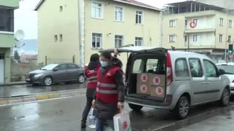 Sultanbeyli'de ihtiyaç sahibi yaşlılara yardım kolileri dağıtıldı Sultanbeyli'de ihtiyaç sahibi yaşlılara yardım kolileri dağıtıldı