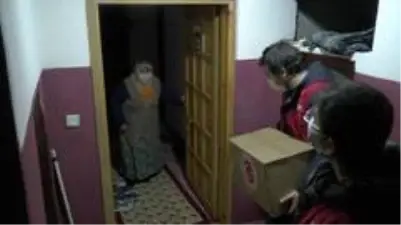 Sultanbeyli'de ihtiyaç sahibi yaşlılara yardım kolileri dağıtıldı Sultanbeyli'de ihtiyaç sahibi yaşlılara yardım kolileri dağıtıldı