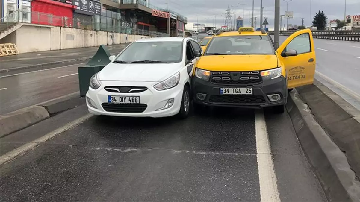 Taksici ve sürücü arasındaki yol verme inadı, bomboş yolda kazaya neden oldu