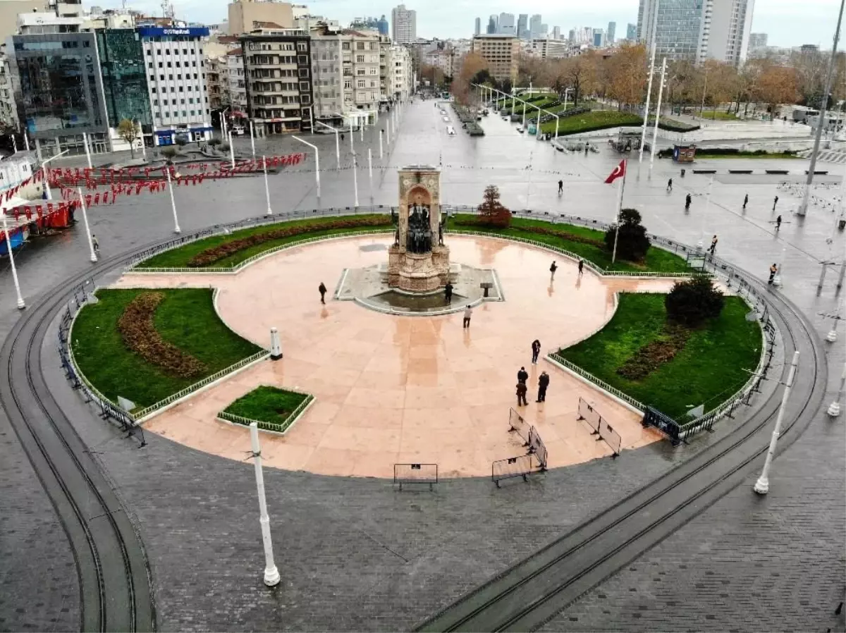 Taksim Meydanı turistlere kaldı