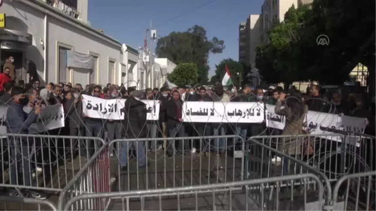 Tunus Meclis binası önünde, şiddet ve kadın hakları aleyhindeki söylem protesto edildi