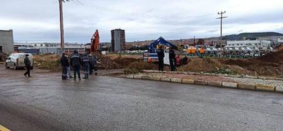Uşak\'ta altyapı çalışmasında doğal gaz borusu delindi; gaz akışı durduruldu