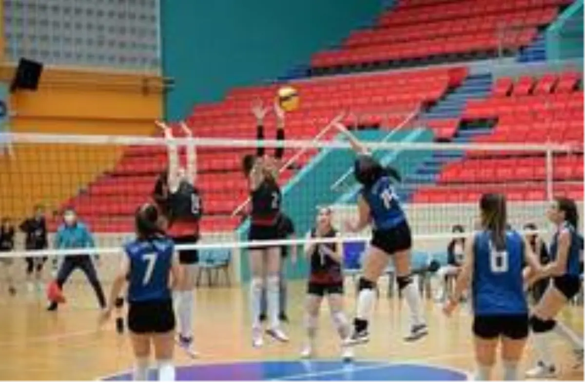 Vali Valisi Bilmez kadın voleybol takımının maçını izledi