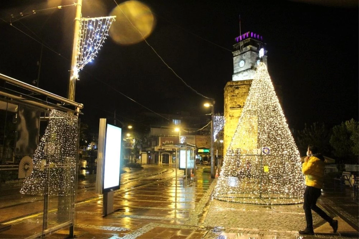 Yılbaşı gecesi kısıtlamaya rağmen Antalya\'da cadde ve sokaklar ışıklandırıldı