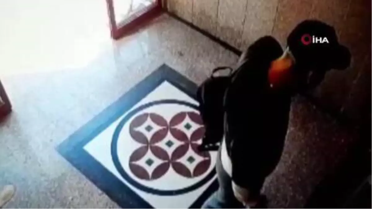 86 yaşındaki kadından dolandırdıkları 60 bin Dolar ile fotoğraf çektirdi