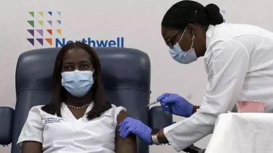 ABD'de ilk koronavirüs aşısı New York'ta bir hemşireye yapıldı