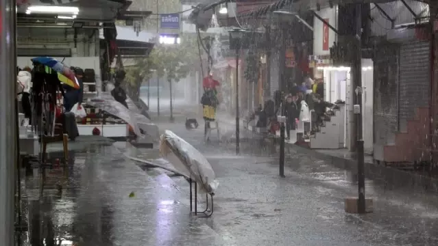 Antalya'da esnafın sağanak yağmurda mal kurtarma mücadelesi