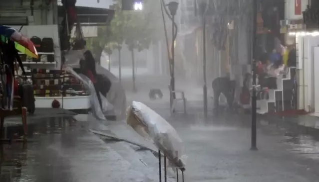 Antalya'da esnafın sağanak yağmurda mal kurtarma mücadelesi