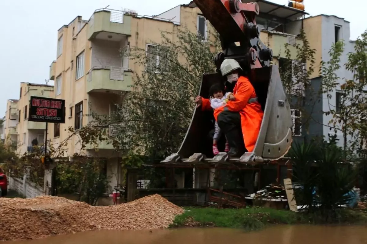 Son dakika haber... - Antalya itfaiyesi, 24 saatte 354 su baskını olayına müdahale etti