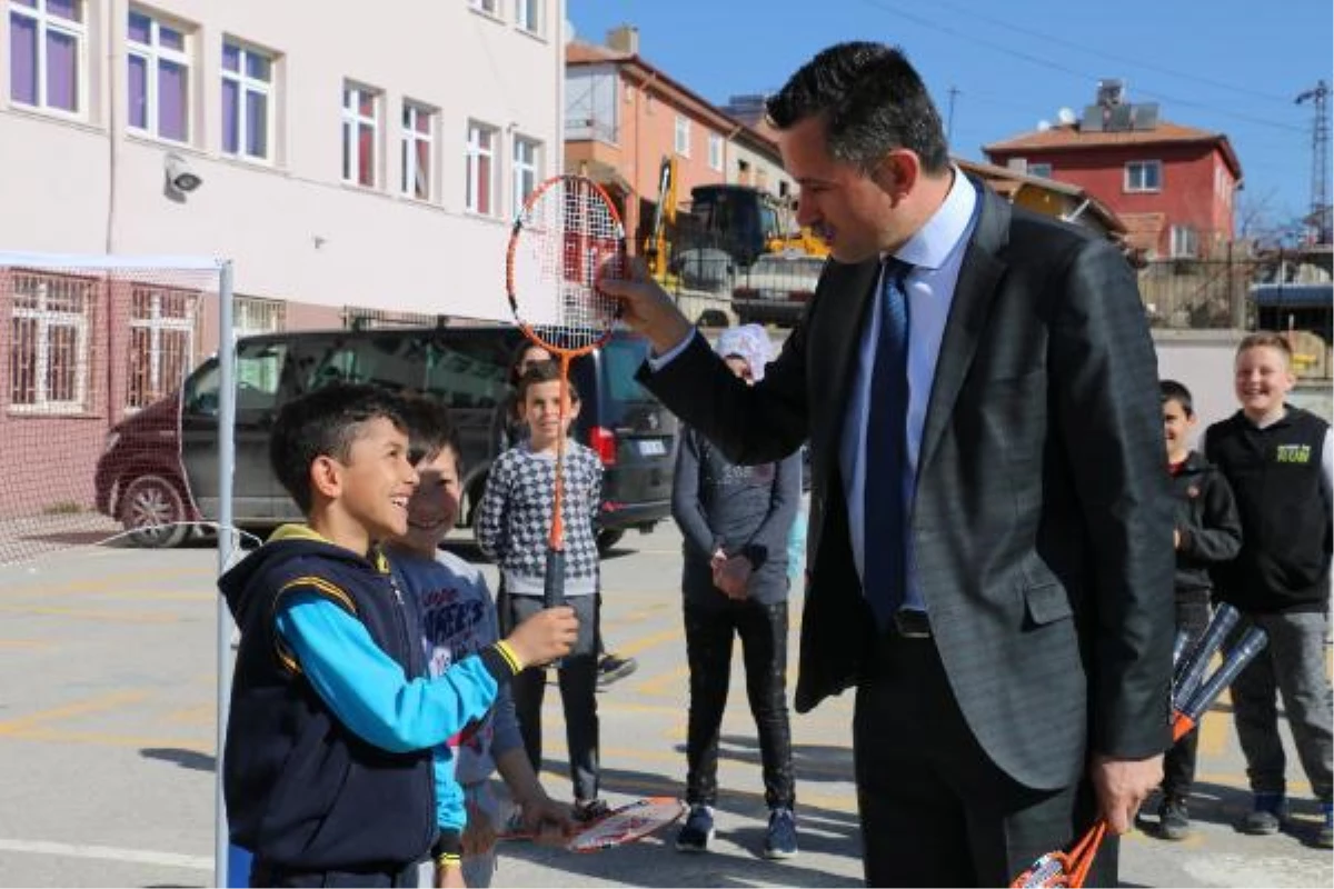 Badminton Federasyonu\'ndan köy okullarına yeniden destek