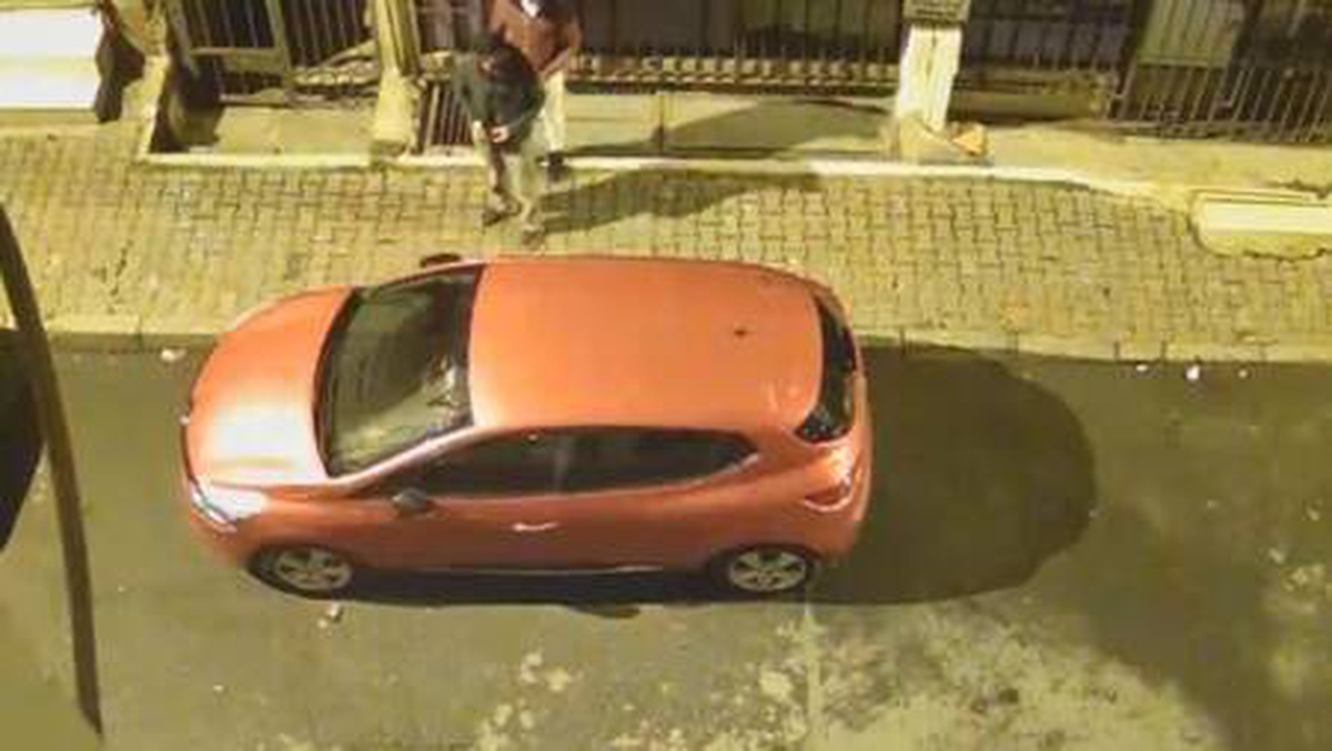 Bağcılar\'da otomobilden hırsızlık anları kamerada