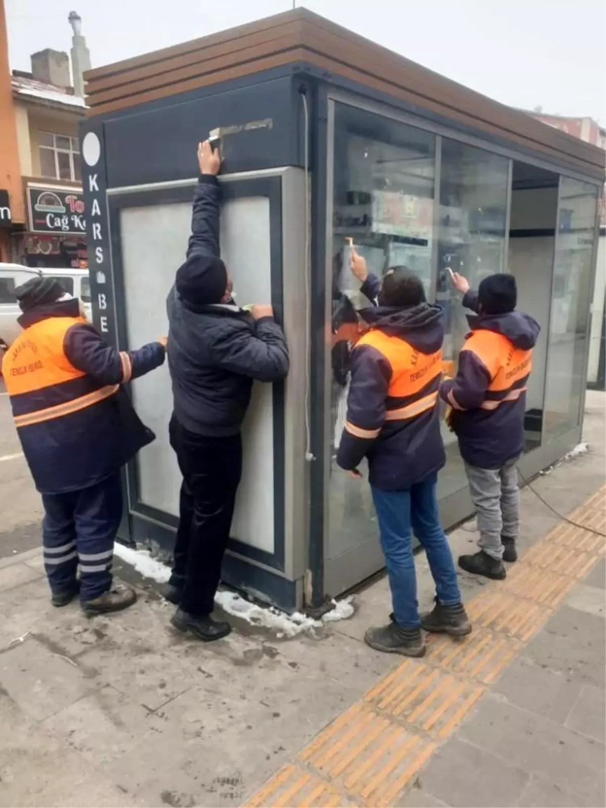 Belediye dolmuş duraklarını temizleniyor